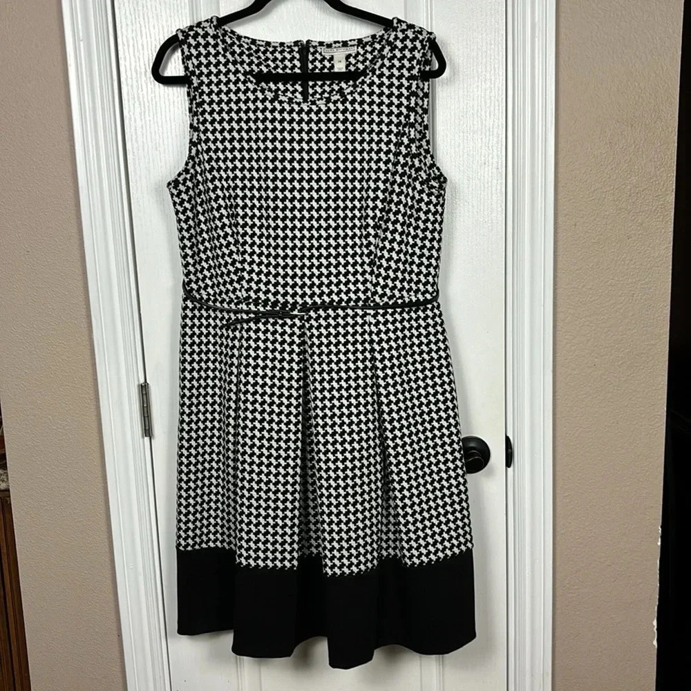 Dana Buchman Women's Belted Sleeveless Pleated Blk/White Dress Size‎ 14